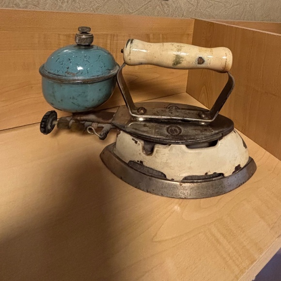 Vintage Coleman Gas Iron with Pump - Picture 2 of 9